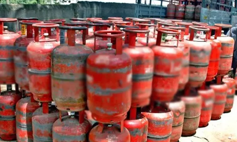 Bad न्यूज : रसोई गैस की कीमत बढ़ी…..आमलोगों को लगा महंगाई का झटका….रसोई गैस की कीमतों में भारी बढ़ोत्तरी, इस साल अब तक 190 रुपये महंगा हुआ सिलेंडर