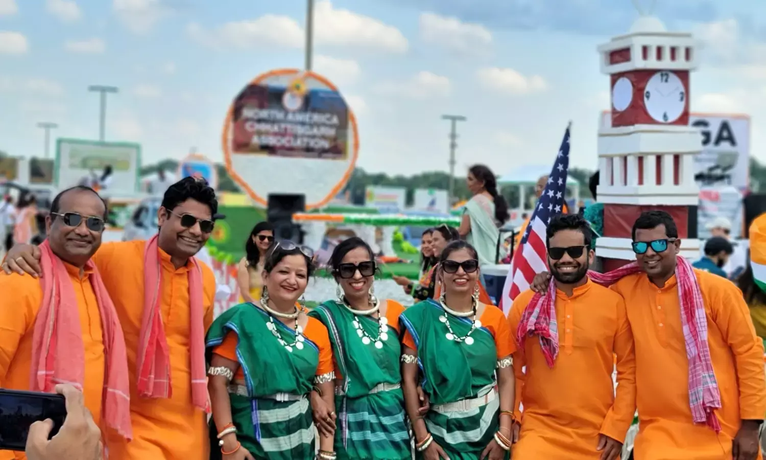 …जब शिकागो में गूंजा छत्तीसगढ़िया सबले बढ़िया….भारत दिवस परेड में नाचा ने किया छत्तीसगढ़ का प्रतिनिधित्व…. रोड शो में नजर आयी मिनी रायपुर की झांकी