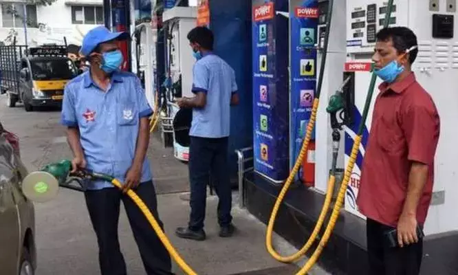 एक्स्ट्रा पेट्रोल: परिवार में बेटी ने लिया जन्म...खुशी में पंप के मालिक ने बांटा मुफ्त पेट्रोल... तीन दिन तक चलाई स्कीम...