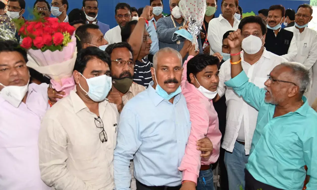 DA की मांग को लेकर छत्तीसगढ़ में हल्ला बोल…… अधिकारियों-कर्मचारियों का कल से प्रदर्शन शुरू… पहले काली पट्टी बांधकर 7 दिन प्रदर्शन, फिर होगा हड़ताल