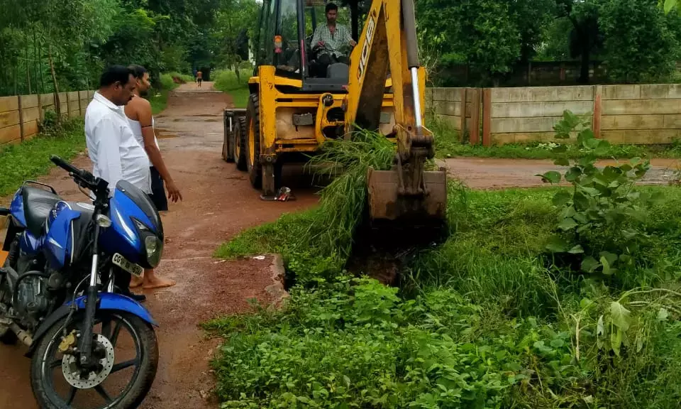 जल निकासी के लिए जारी है सफ़ाई अभियान,प्रभावितों की शिफ्टिंग की भी तैयारी  …….पानी निकालने मोटर पंप और जेटिंग मशीन का भी किया जा रहा उपयोग  …… जलमग्न वाले क्षेत्रों के सभी नाला-नालियों की गई सफ़ाई