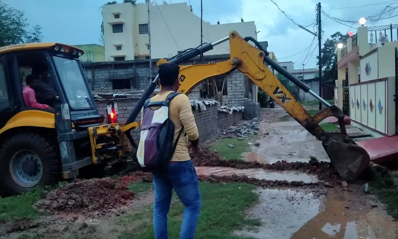 लापरवाही बरतने पर ईई राजकुमार मिश्रा निलंबित,एसई तिवारी को नोटिस …… कमिश्नर अजय त्रिपाठी की बड़ी कार्रवाई  बाढ़ नियंत्रण में लगी थी ड्यूटी, बिना सूचना के मुख्यालय से गायब थे मिश्रा