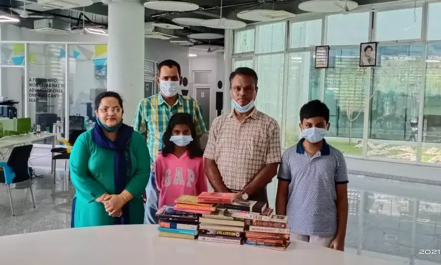 विशेष सचिव डॉ. सी.आर. प्रसन्ना ने नालंदा लाइब्रेरी को भेंट की पुस्तकें