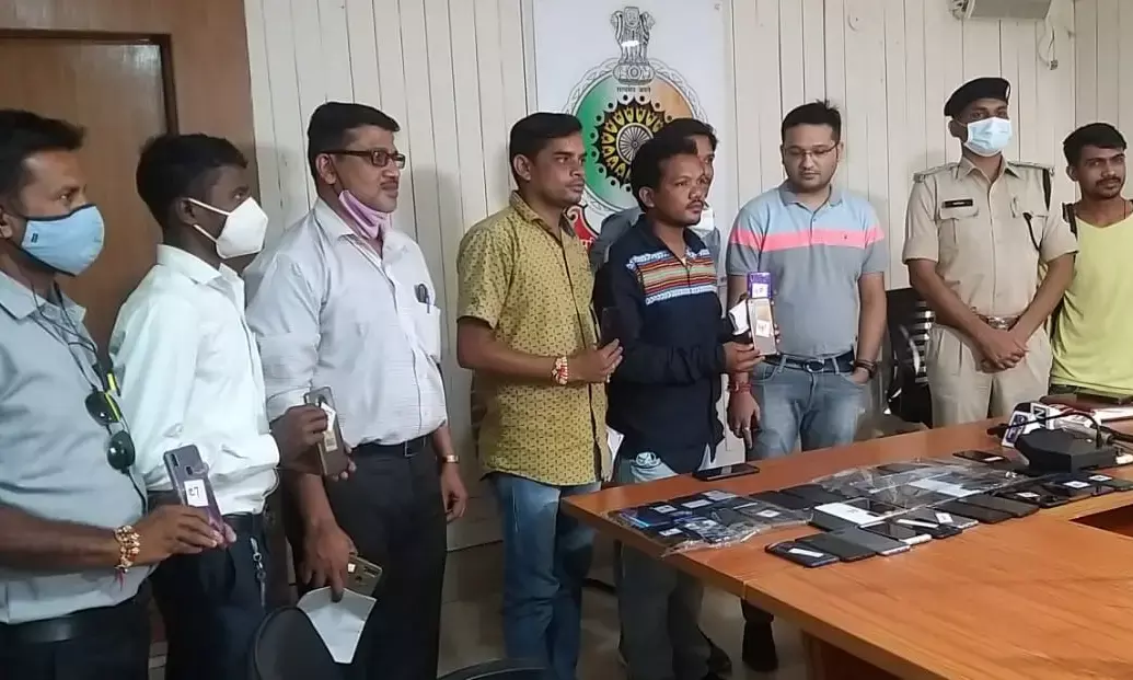 सायबर सेल ने लौटाए 10 लाख रूपए के गुम हुए 50 मोबाईल… मालिकों के चेहरे पर लौटी ख़ुशी