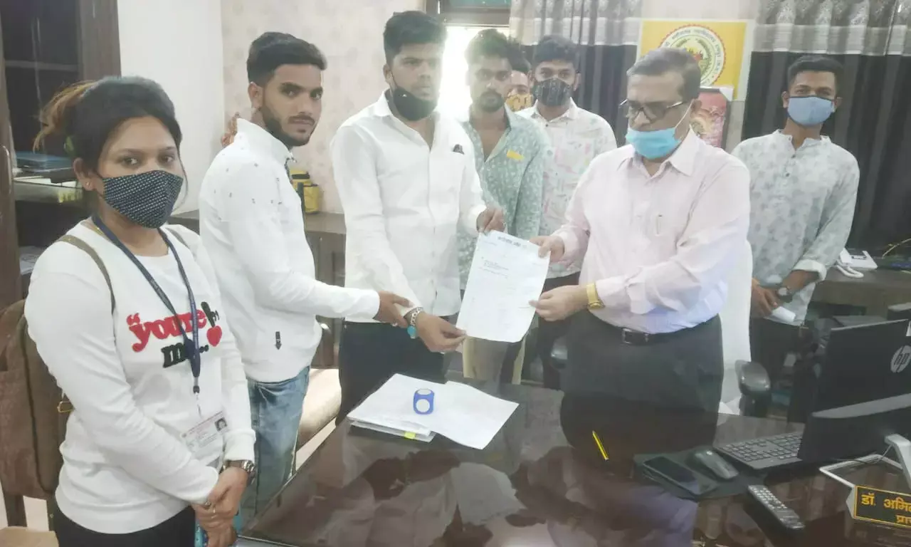 NSUI  ने छत्तीसगढ़ महाविद्यालय के प्राचार्य को सौंपा ज्ञापन…