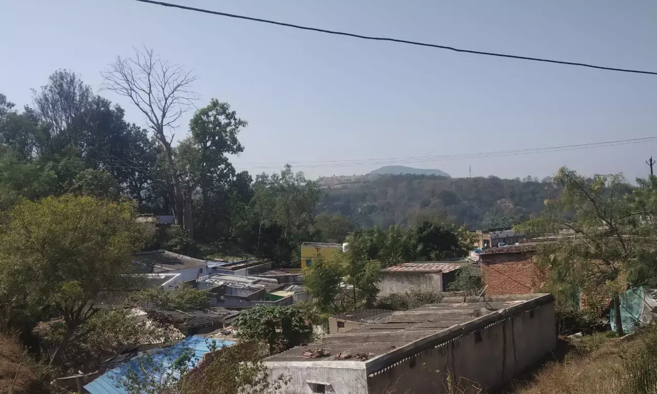 नीचे धधकता कोयला और बेकाबू आग.. उपर बसी बस्ती .. धसक गई ज़मीन..टूट गए घर.. SECL के अधिकारी बोले “बेजा क़ब्ज़ा धारियों को पहले तीन नोटिस दे चुके, लोग हटने तैयार नहीं”