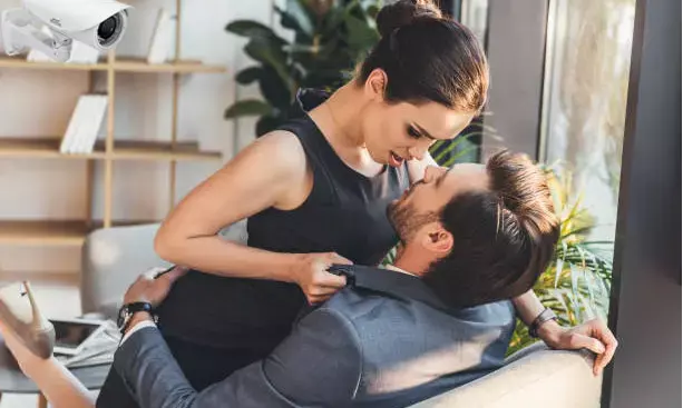 “ऐसे ऑफिस में किस करना प्राइवेट ऐक्‍ट है या नहीं जहां सीसीटीवी कैमरा लगा हो”….हाईकोर्ट करेगा इस मामले में फैसला… इंजीनियर के kiss से जुड़ा है मामला