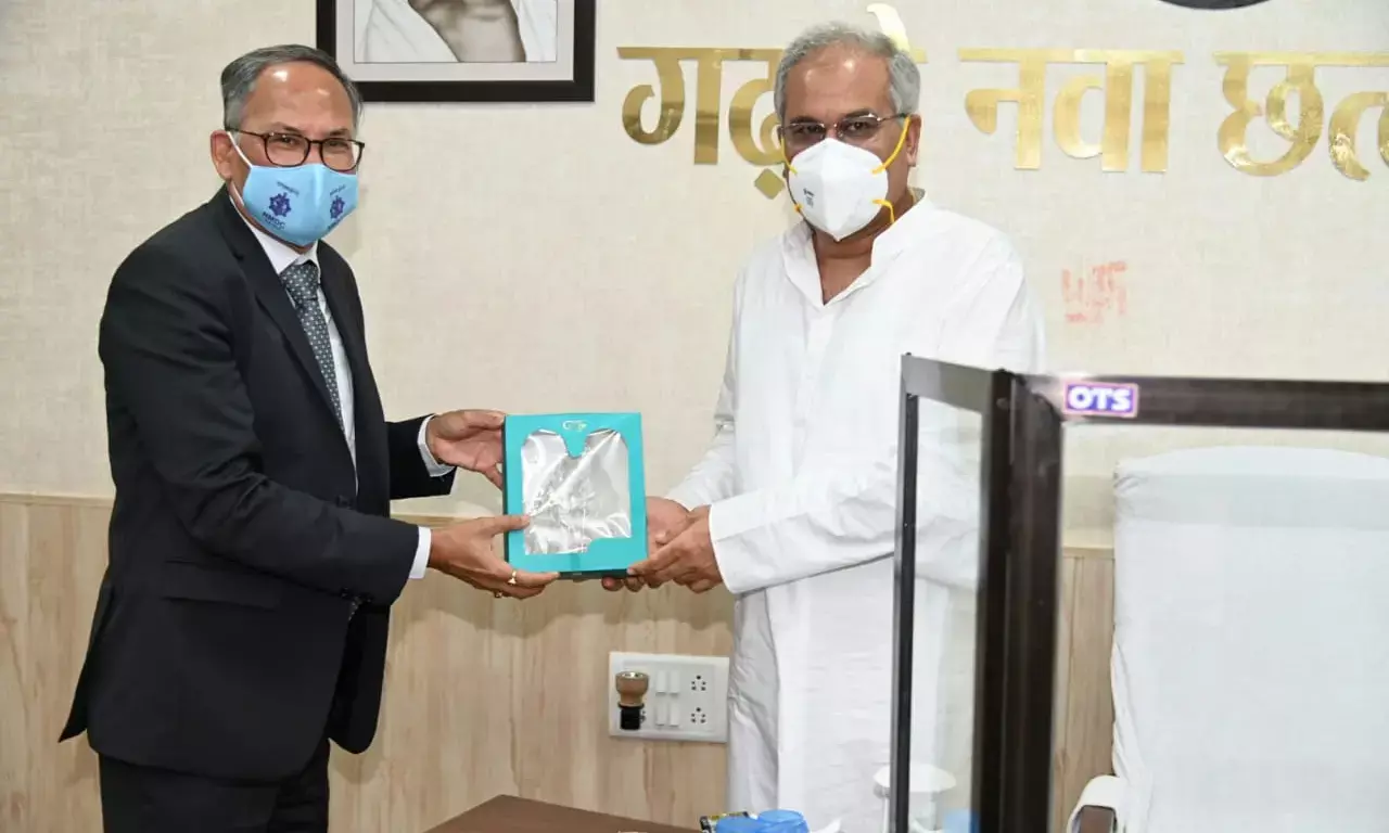 रायपुर में NMDC मुख्यालय: सीएम भूपेश ने एनएमडीसी चेयरमैन सुमित देब से मुलाकात में लंबित मांग पर दिलाया ध्यान, बस्तर के उद्योगों को रियायती दर पर लौह अयस्क मुहैया कराने संबंधी कई मसले पर हुई बात