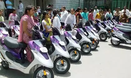 स्कूल आने पर छात्राओं को अब हर दिन मिलेंगे 100 रुपये… राज्य सरकार ने जारी की नयी योजना…..फर्स्ट डिवीजन पास करने वाली लड़कियों को मिलेगी स्कूटी