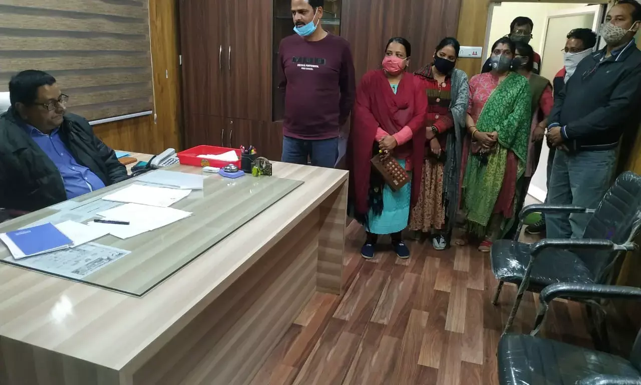 सूरजपुर जिले में दिवंगत शिक्षकों के आश्रितों को अब तक नही मिली एनपीएस की राशि…… संयुक्त शिक्षक संघ ने सँयुक्त संचालक को सौंपा ज्ञापन