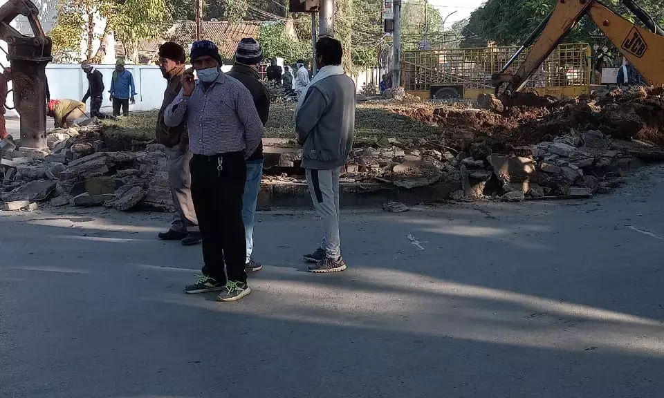 बजरंग,तैयबा और ईदगाह चौक के आइलैंड को हटाया गया….यातायात को सुगम बनाने निगम का अभियान जारी