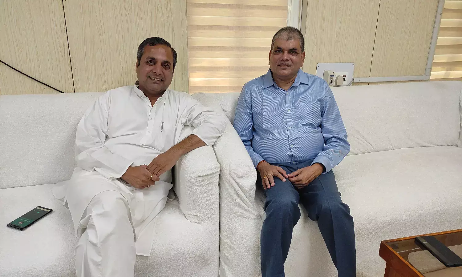 बिलासपुर विधायक शैलेष पाण्डे ने SECL के डीपी डाॅ आरएस झा से की सौजन्य भेंट… विधायक पाण्डे ने डाॅ झा के कार्यों की प्रशंसा की