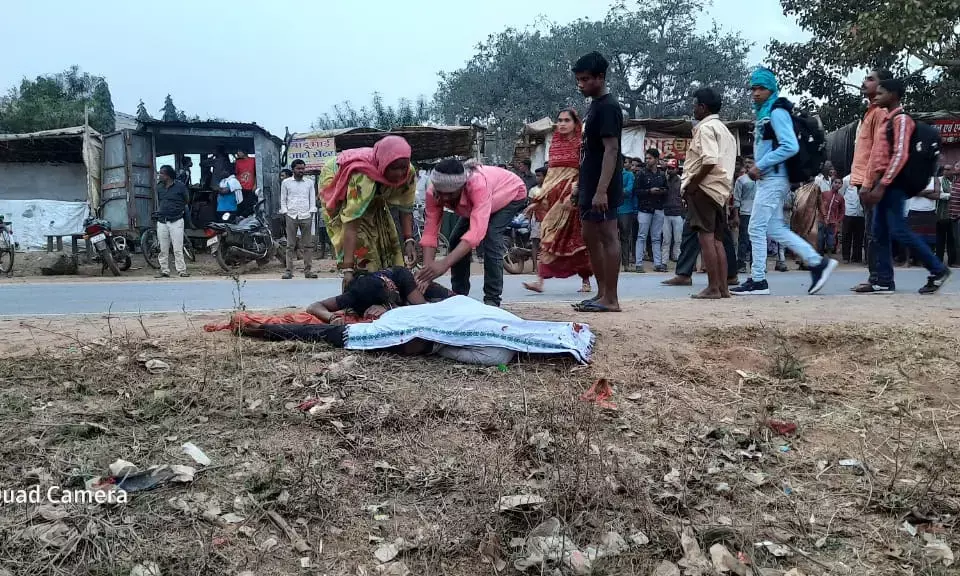 सड़क सुरक्षा माह में लोगों को यातायात नियमों की दी जा रही थी जानकारी…..इधर बढ़ते ही जा रही जिले में सड़क दुर्घटनाएं….फिर तेज रफ्तार हाइवा ने ले ली युवक की जान