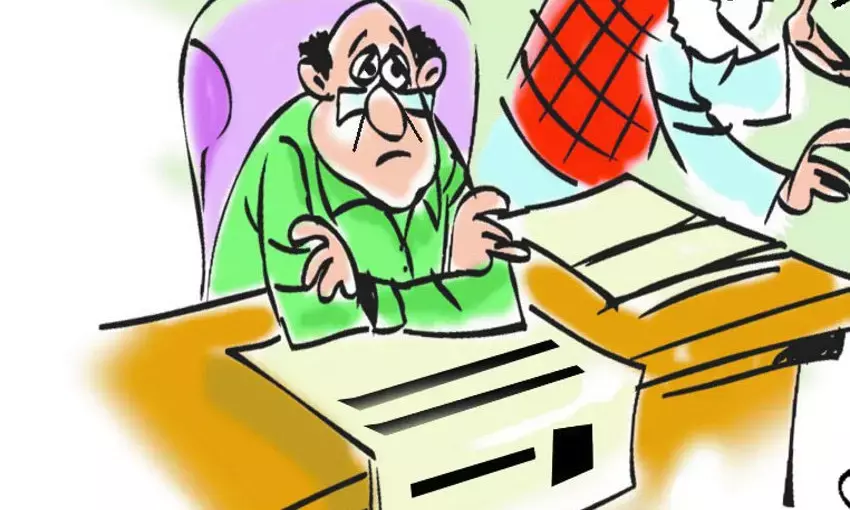 मटरगश्ती करने वाले 25 कर्मचारियों पर गिरी गाज…. ऑफिस छोड़ तफरी कर रहे थे…..नोटिस के साथ-साथ वेतन काटने का भी आदेश