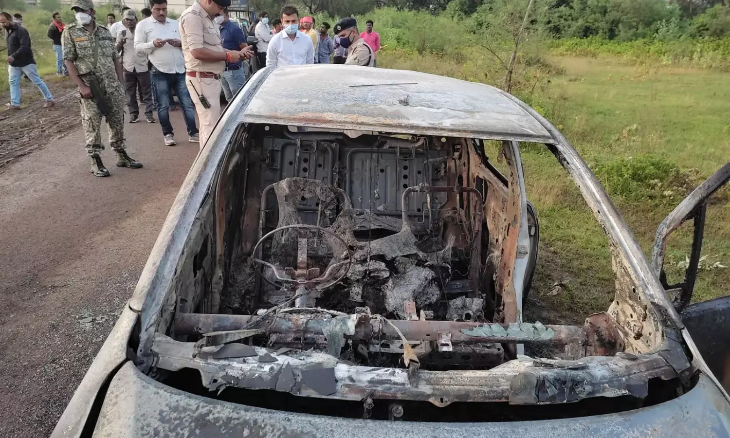 VIDEO-युवक की जिंदा जलकर मौतः व्यापारी की कार में लगी भीषण आग, दर्दनाक हादसे में कार सवार की जलकर मौत… पुलिस जांच में जुटी…