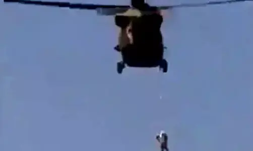 VIDEO : हेलीकाप्टर से लटकाकर दी गयी फांसी……ये वीडियो आपको अंदर तक हिला देगा…. पत्रकार ने वीडियो ट्वीट किया