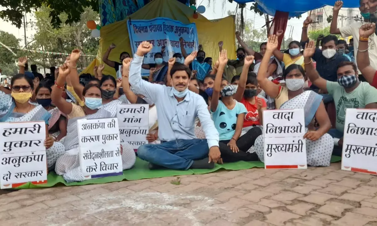 लंबित DA की मांग हेतु किये जा रहे 3 सितंबर के आंदोलन को छत्तीसगढ़ शालेय शिक्षक संघ ने दिया नैतिक समर्थन: वीरेंद्र दुबे ने कहा कर्मचारियों की अनदेखी बर्दाश्त नहीं…..प्रदेश के 5 लाख कर्मचारियों का 28% DA रोककर छ्ग शासन कर रही “अन्याय”: सरकार के सौतेले व्यवहार से आक्रोशित छत्तीसगढ़ शालेय शिक्षक ने कर्मचारियों के लिए मांगा न्याय