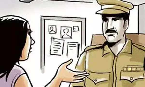 ज्यादा प्रश्न पूछने से नाराज शिक्षिका ने दसवीं की छात्रा को किया अपसेंट, पूरक आने पर छात्रा ने थाने में की शिकायत दर्ज...