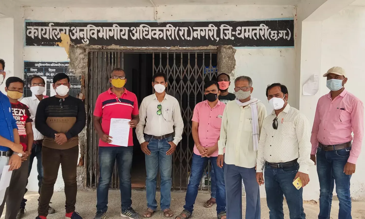 शिक्षकों के खिलाफ CMO  ने सोशल मीडिया में की अमर्यादित टिप्पणी… शिक्षकों ने की कार्रवाई की मांग