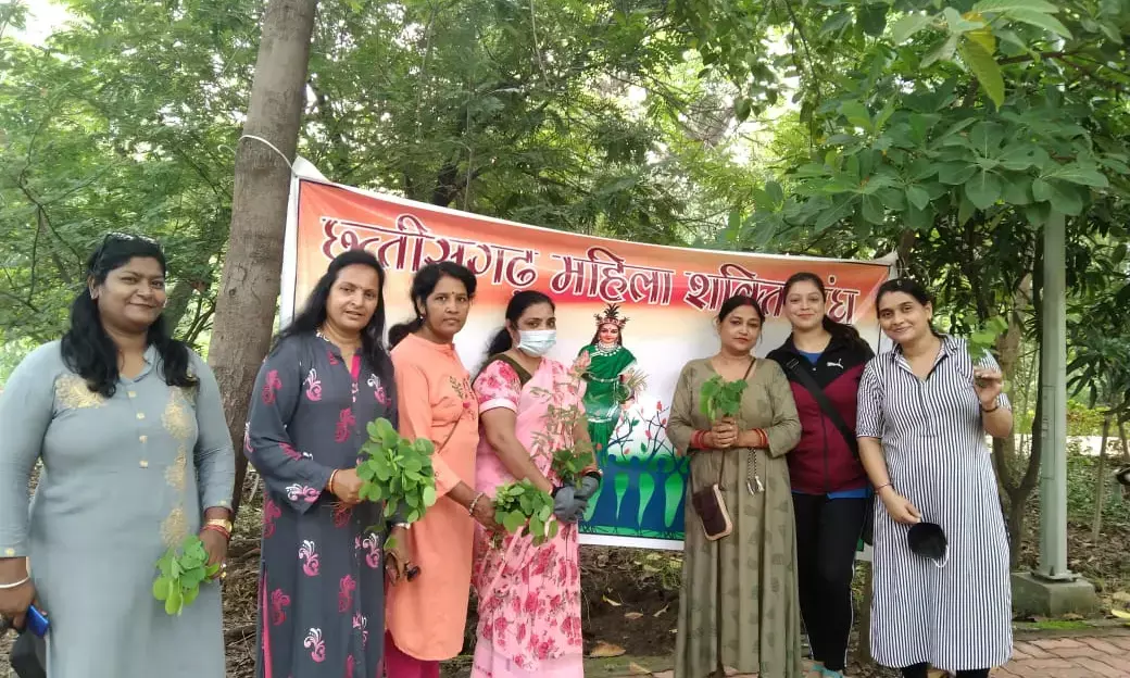 छत्तीसगढ़ महिला शक्ति संघ की टीम ने औषधि बचाओ मुहिम में लिया हिस्सा…. नस्ट हो रहे औषधि वाले पौधे को नया जीवन देने की ली शपथ