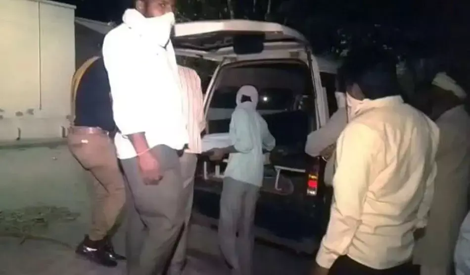 10वीं की छात्रा से गैंगरेप करने वाले युवक को UP पुलिस ने गोली मारी…….पेशी के दौरान बंदूक छिनकर भागने की कोशिश कर रहा था 10वीं की छात्रा से गैंगरेप करने वाले युवक को UP पुलिस ने गोली मारी…….पेशी के दौरान बंदूक छिनकर भागने की कोशिश कर रहा था