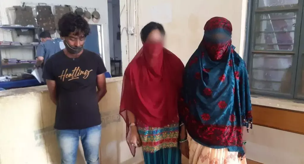 सेक्स रैकेट का भंडाफोड़ः चल रहा था जिस्मफरोशी का धंधा…पुलिस पहुंची तो दो महिला और एक युवक इस हालत में पकड़ाये…. सेक्स रैकेट का भंडाफोड़ः चल रहा था जिस्मफरोशी का धंधा…पुलिस पहुंची तो दो महिला और एक युवक इस हालत में पकड़ाये….
