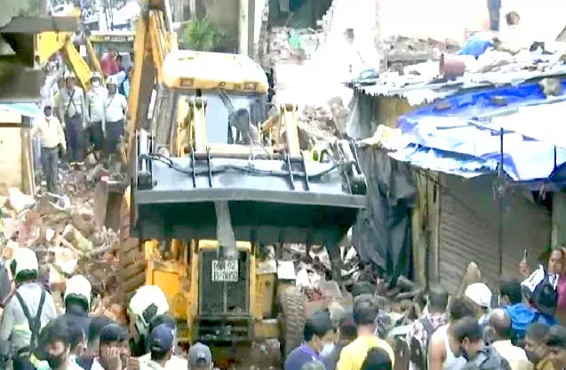 रायगढ़ में 36 मौत : महाराष्ट्र के रायगढ़ में अब तक 36 लोगों के निकाले गये शव, 40 के करीब लोग अभी भी फंसे हुए…. NDRF और रेस्क्यू टीम मौके पर, बारिश की वजह से रेस्क्यू में आ रही दिक्कत रायगढ़ में 36 मौत : महाराष्ट्र के रायगढ़ में अब तक 36 लोगों के निकाले गये शव, 40 के करीब लोग अभी भी फंसे हुए…. NDRF और रेस्क्यू टीम मौके पर, बारिश की वजह से रेस्क्यू में आ रही दिक्कत