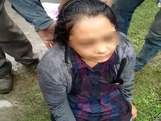 नशे में टुन्न सड़क किनारे मिली लड़की: गलत काम होने की आशंका… पी रखी है इतनी शराब की घंटो बाद भी नहीं आया है होश