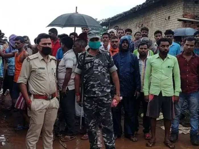 महिला से संबंध बना रहा था तीन बच्चों का पिता, तभी गिरी दीवार…दबने से प्रेमी की मौत, प्रेमिका की हालत गंभीर महिला से संबंध बना रहा था तीन बच्चों का पिता, तभी गिरी दीवार…दबने से प्रेमी की मौत, प्रेमिका की हालत गंभीर