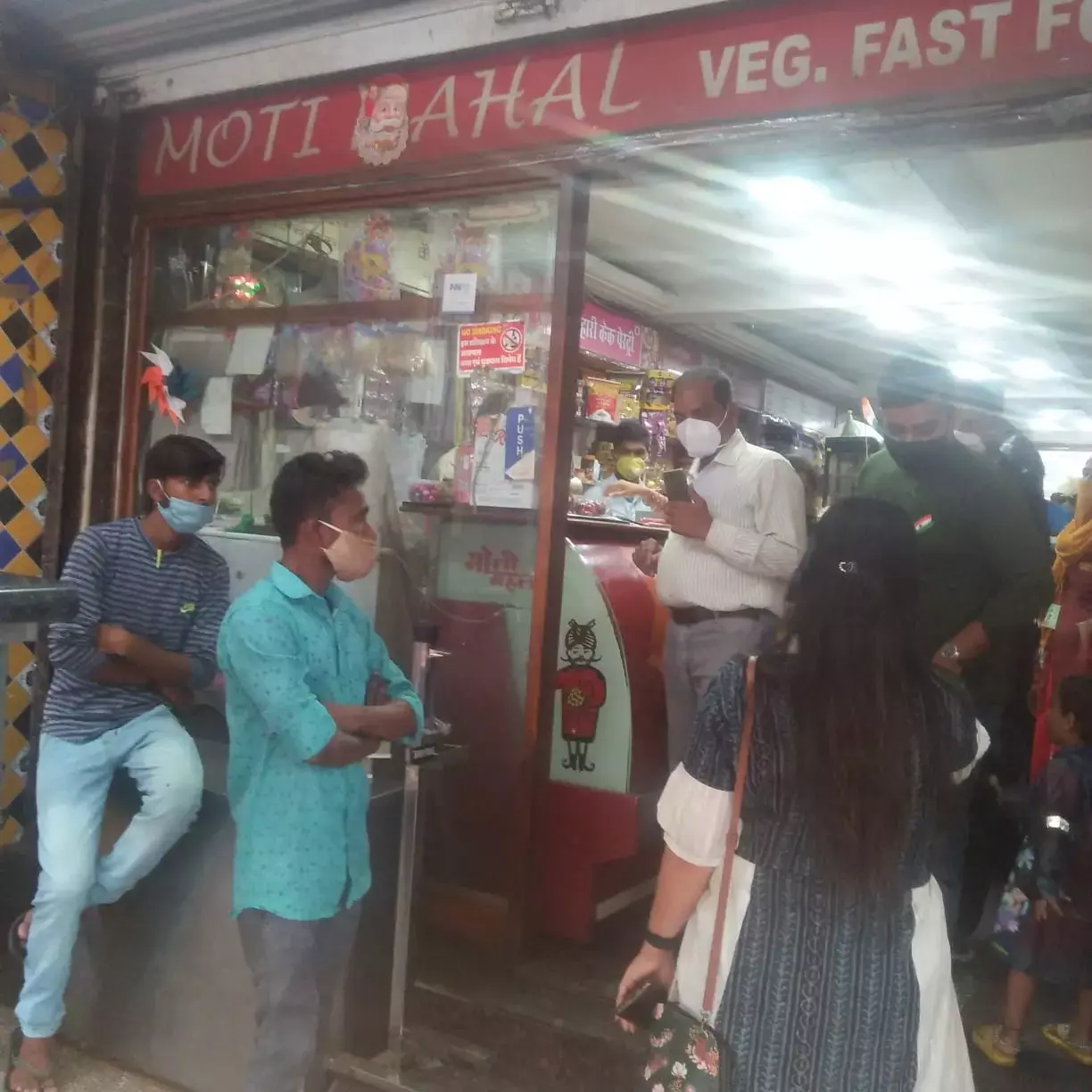 होटल मोती महल में छापा: होटल में गंदगी और कोरोना के नियमों का उड़ाया जा रहा था मजाक, निगम की टीम ने ठोका 20 हजार का जुर्माना होटल मोती महल में छापा: होटल में गंदगी और कोरोना के नियमों का उड़ाया जा रहा था मजाक, निगम की टीम ने ठोका 20 हजार का जुर्माना