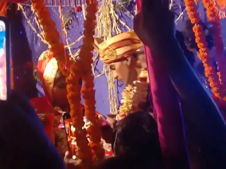 दूसरी शादी कर रहा था दुल्हा, जयमाला के समय पुलिस लेकर पहुंची पहली पत्नी, फिर छोटे भाई से करायी गयी शादी