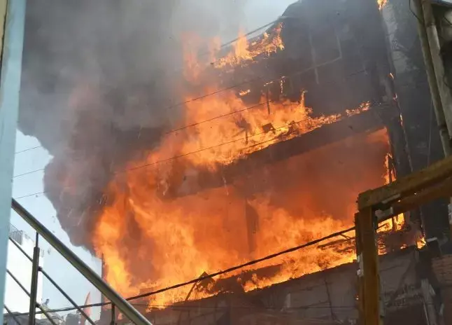 फर्नीचर गोदाम में लगी भीषण आग, कुछ ही मिनटों में गोदाम में रखा सारा माल जलकर हुआ खाक…देखें ये वीडियो फर्नीचर गोदाम में लगी भीषण आग, कुछ ही मिनटों में गोदाम में रखा सारा माल जलकर हुआ खाक…देखें ये वीडियो