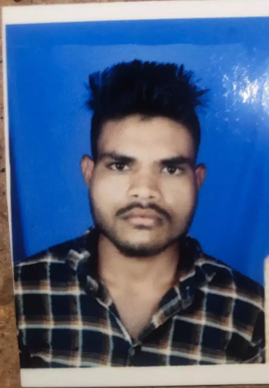 मेरी मौत का कारण मेरी पत्नी…फिर पति ने लगा लीं फाँसी…. लिपिस्टिक और कोयले से सुसाइड नोट में लिखा-“मेरी पत्नी को मैंने दूसरे के साथ संबंध बनाते देखा”….