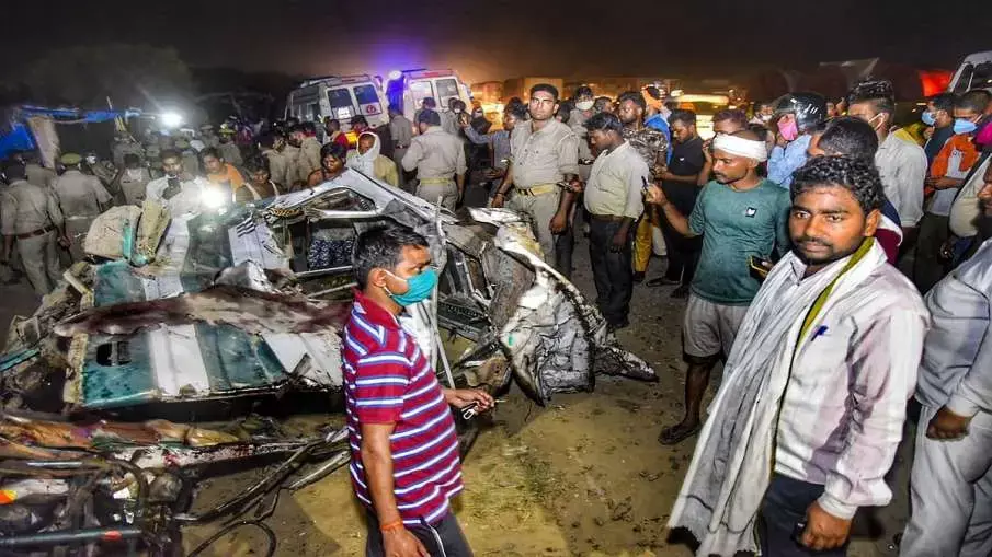 CG में मजदूरों से भरी पिकअप पेड़ से टकराईः तीन महिलाओं की मौत, 15 से ज्यादा घायल…कम करके घर लौट रहे थे सभी, तभी हुआ हादसा CG में मजदूरों से भरी पिकअप पेड़ से टकराईः तीन महिलाओं की मौत, 15 से ज्यादा घायल…कम करके घर लौट रहे थे सभी, तभी हुआ हादसा