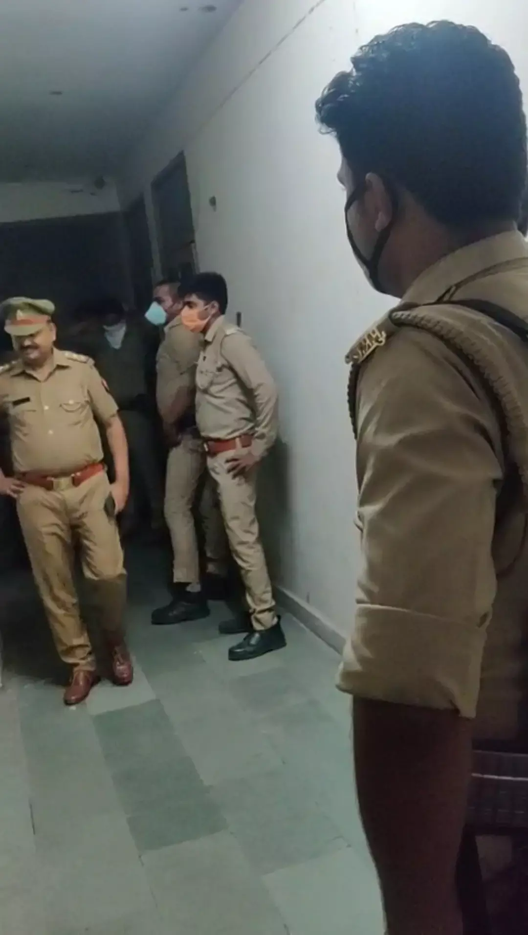 मुनव्वर राना के बेटे ने खुद पर करवाई फायरिंग, तालाश में देर रात पुलिस ने की छापेमारी… मुनव्वर राना के बेटे ने खुद पर करवाई फायरिंग, तालाश में देर रात पुलिस ने की छापेमारी…