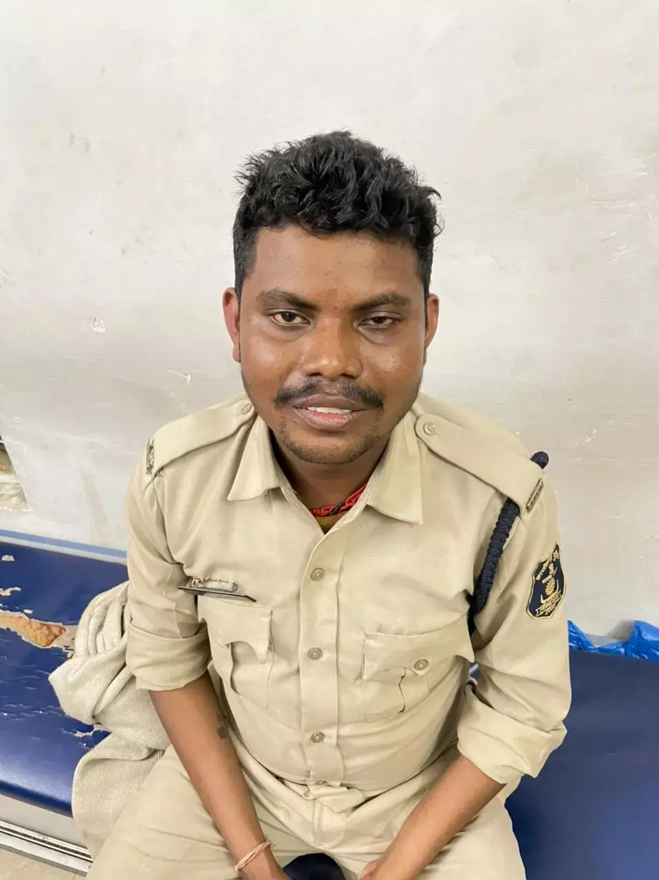 पुलिस की वर्दी पहन युवक कर रहा था दुकानदारों से वसूली, तभी पुलिस ने धरदबोचा….. पुलिस की वर्दी पहन युवक कर रहा था दुकानदारों से वसूली, तभी पुलिस ने धरदबोचा…..