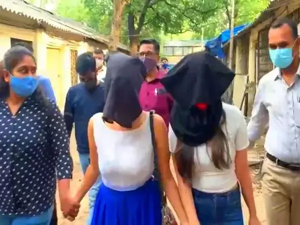 ऑनलाइन सेक्स रैकेट: Watsapp पर करते थे कॉल गर्ल्स की डीलिंग…फोटो भेज होती थी पसंद… डील होने पर घर पहुंचाई जाती थी लड़कियां…