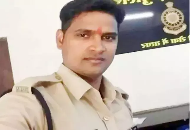 कांस्टेबल की लाश मिली : नौकरी लगाने के नाम पर ठगी कर चुका था कांस्टेबल…..जुआ खेलने का आदी रहे कांस्टेबल ने लगायी फांसी… पुलिस जता रही इस बात की आशंका कांस्टेबल की लाश मिली : नौकरी लगाने के नाम पर ठगी कर चुका था कांस्टेबल…..जुआ खेलने का आदी रहे कांस्टेबल ने लगायी फांसी… पुलिस जता रही इस बात की आशंका