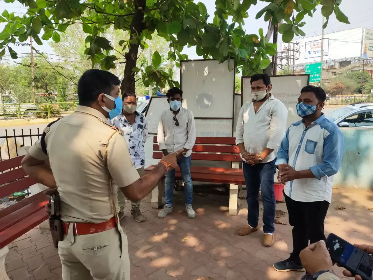 आधी रात में मना रहे थे बर्थडे पार्टी… तभी बिन बुलाए मेहमान की तरह आ पहुंची पुलिस…जाने फिर क्या हुआ आधी रात में मना रहे थे बर्थडे पार्टी… तभी बिन बुलाए मेहमान की तरह आ पहुंची पुलिस…जाने फिर क्या हुआ