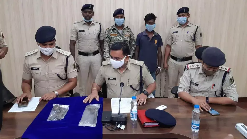 कैशियर को गोली मारकर लुटने वाले कल्याण खाखा को पुलिस ने दबोचा, पहले ही चार आरोपी हो चुके है गिरफ्तार… एक अब भी फरार कैशियर को गोली मारकर लुटने वाले कल्याण खाखा को पुलिस ने दबोचा, पहले ही चार आरोपी हो चुके है गिरफ्तार… एक अब भी फरार