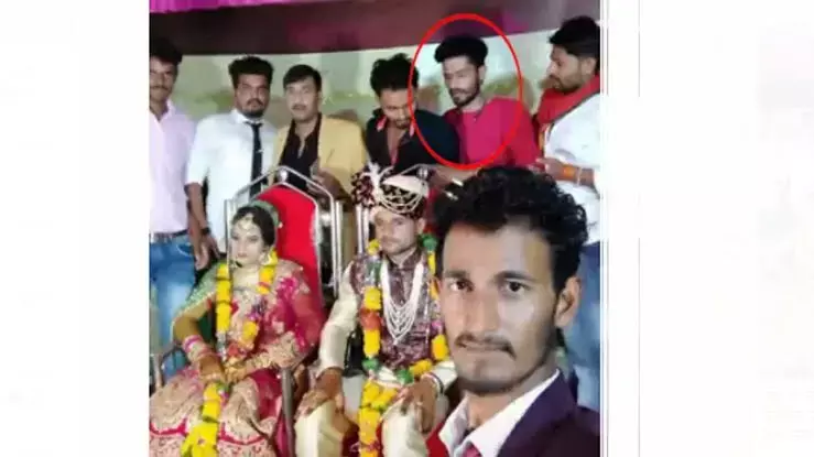 शादी में कोरोना संक्रमित युवक ने परोसा खाना………बरात में सबके साथ किया डांस, संक्रमण की चपेट में गांव के 40 लोग शादी में कोरोना संक्रमित युवक ने परोसा खाना………बरात में सबके साथ किया डांस, संक्रमण की चपेट में गांव के 40 लोग