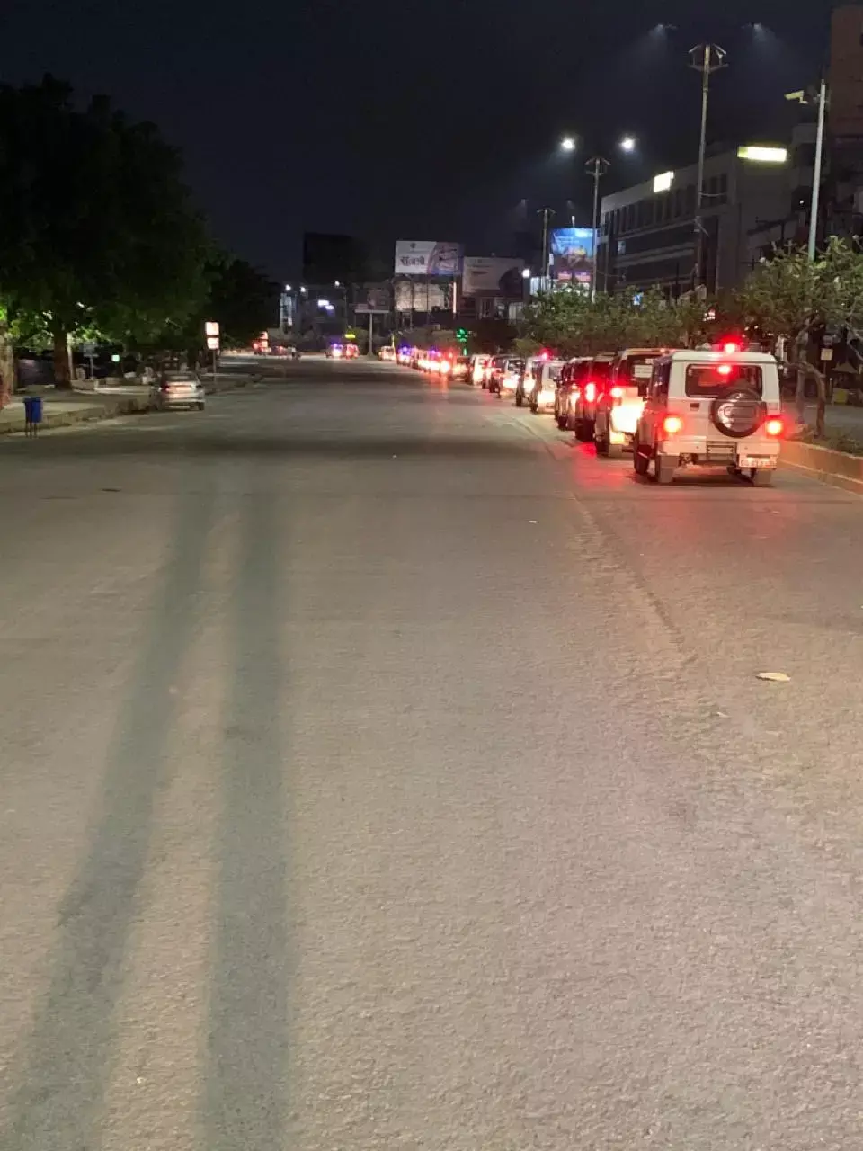 राजधानी में लॉकडाउन.. पचास से अधिक गाड़ियों में पुलिस उतरी सड़कों पर.. कप्तान अजय यादव बोले – “ लॉकडाउन का अनुशासन है.. नागरिक सहयोग करें.. लॉकडाउन में लापरवाही पर पुलिस सख़्ती बरतेगी”