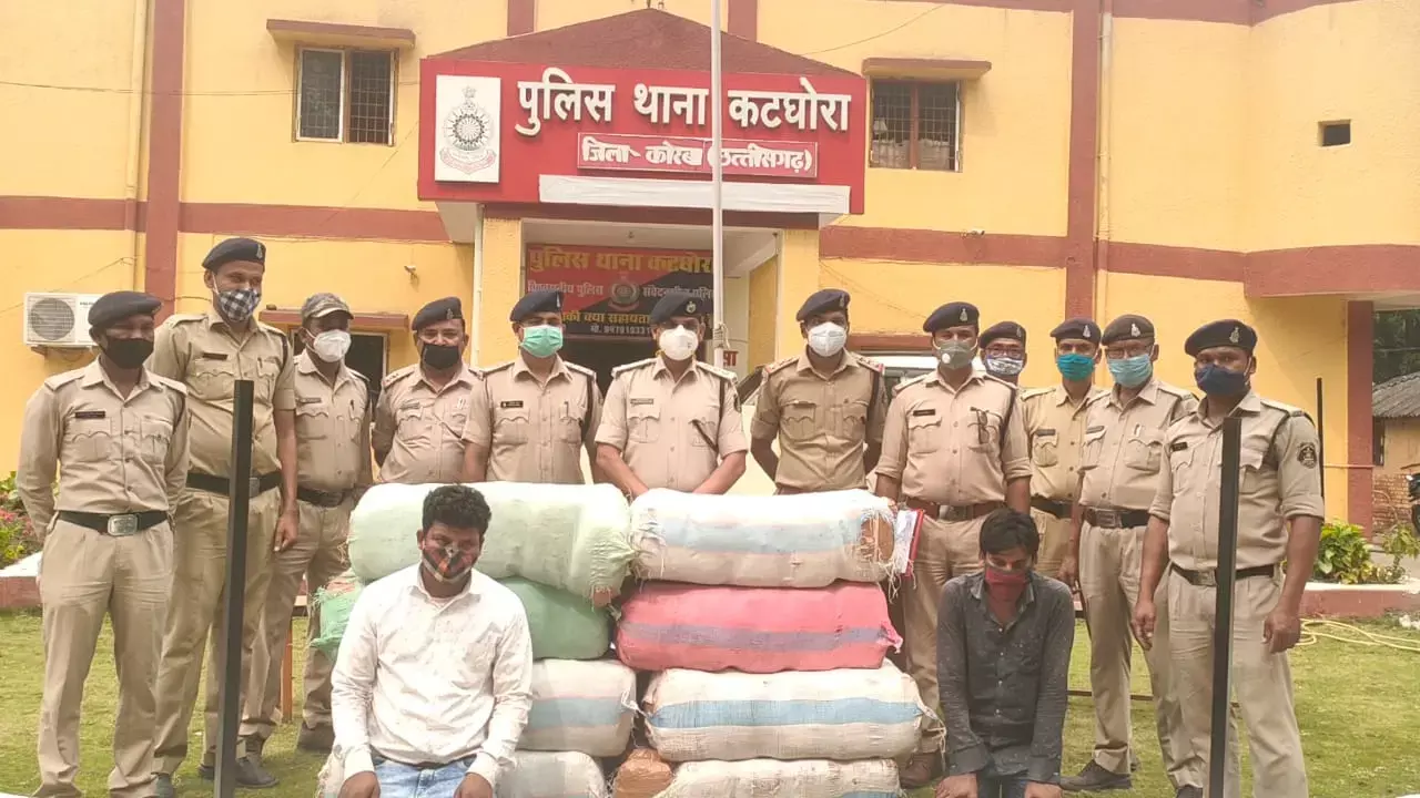 पुलिस को देख फिल्मी स्टाईल में भागने लगे गांजा तस्कर…….32 लाख का गांजा पकड़ाया, 3 आरोपी गिरफ्तार…. नशे के खिलाफ SP अभिषेक मीणा एक्शन में पुलिस को देख फिल्मी स्टाईल में भागने लगे गांजा तस्कर…….32 लाख का गांजा पकड़ाया, 3 आरोपी गिरफ्तार…. नशे के खिलाफ SP अभिषेक मीणा एक्शन में