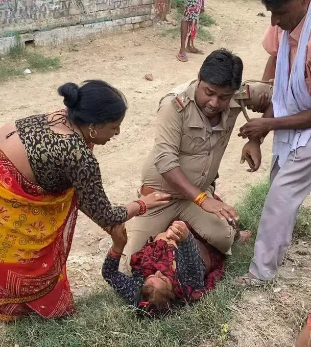 VIDEO : महिला के ऊपर बैठे दरोगा का वीडियो हुआ वायरल…. पूर्व मुख्यमंत्री ने ट्वीट कर सरकार पर साधा निशाना…देखिये इस आपत्तिजनक वीडियो पर क्या बोली पुलिस VIDEO : महिला के ऊपर बैठे दरोगा का वीडियो हुआ वायरल…. पूर्व मुख्यमंत्री ने ट्वीट कर सरकार पर साधा निशाना…देखिये इस आपत्तिजनक वीडियो पर क्या बोली पुलिस