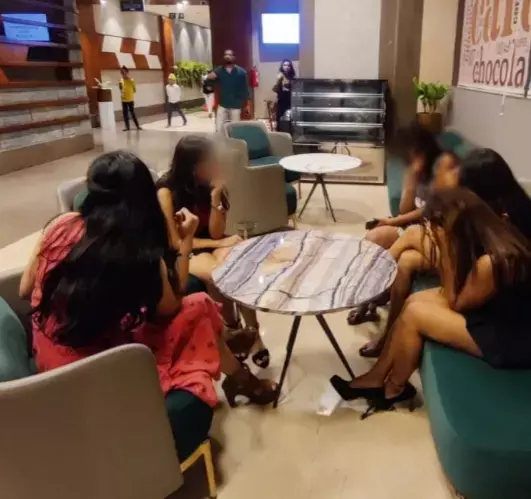 राजधानी में देर रात इस कैफे में चल रही थी नशे की पार्टी… मौके पर पहुंची पुलिस तो युवक और युवतियां बियर- हुक्का पीते आये नजर… राजधानी में देर रात इस कैफे में चल रही थी नशे की पार्टी… मौके पर पहुंची पुलिस तो युवक और युवतियां बियर- हुक्का पीते आये नजर…