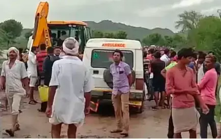 दर्दनाक : मां का अंतिम संस्कार करने जा रहे बेटे और पिता की भी मौत…….एंबुलेंस से ले जा रहे थे शव, आधे रास्ते में पानी में एंबुलेंस सहित बह गये सभी…. दर्दनाक : मां का अंतिम संस्कार करने जा रहे बेटे और पिता की भी मौत…….एंबुलेंस से ले जा रहे थे शव, आधे रास्ते में पानी में एंबुलेंस सहित बह गये सभी….