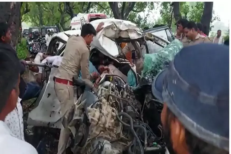 दर्दनाक हादसा: तेज रफ्तार ट्राले ने सड़क पर खड़े एएसआई और कांस्टेबल सहित चार को कुचला, सभी की मौत