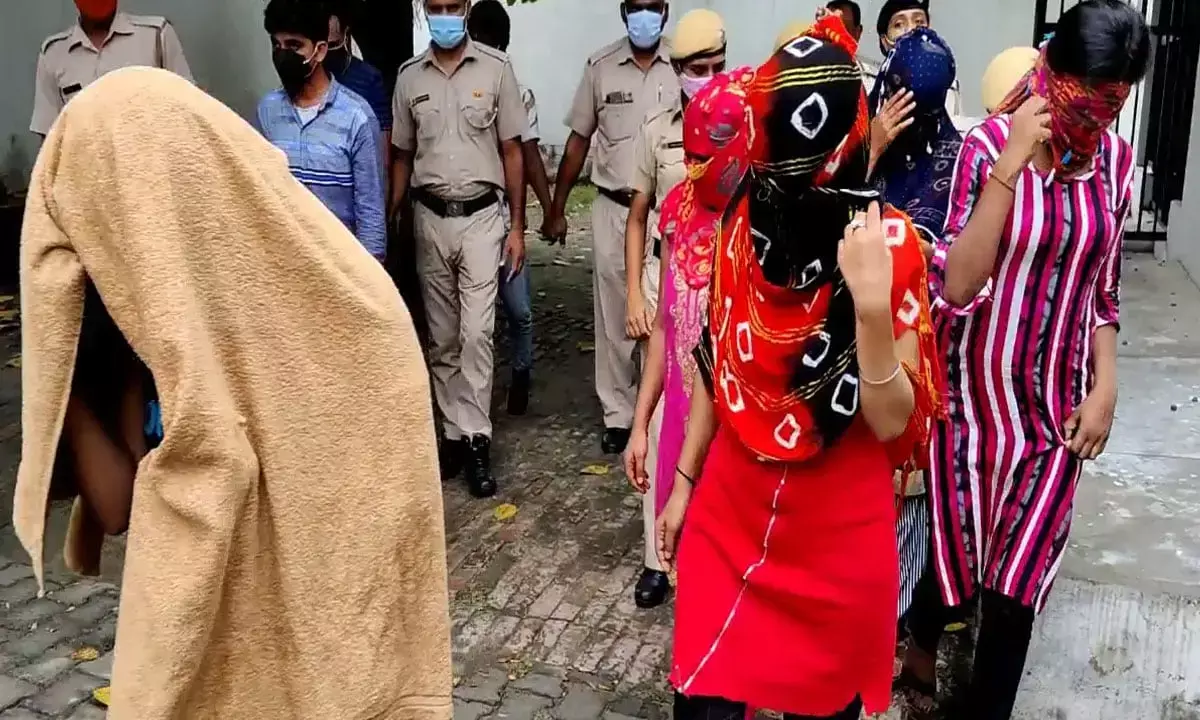 SEX रैकेट खुलासा: दो सगी बहनें निकलीं देहव्यापार की सरगना… 5 महिलाओं के साथ पुरुष कस्‍टमर गिरफ्तार… आपत्तिजनक सामान भी बरामद