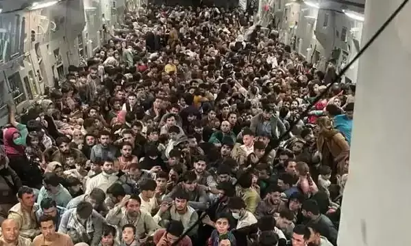 मुंबई लोकल की तरह अमेरिकी विमान में भरे अफगानी….गेट खुला और घुस गए 800 अफगानी नागरिक…