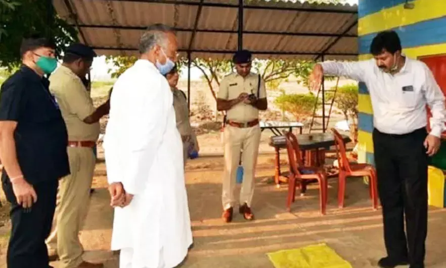 5 लोगों की मौत मामला : विपक्ष विधायक दल के पहुंचने से पहले गृहमंत्री सुबह-सुबह पहुंचे घटनास्थल…..अफसरों को दिये निर्देश, आज 3 बजे भाजपा विधायक दल भी आ रहा है गांव